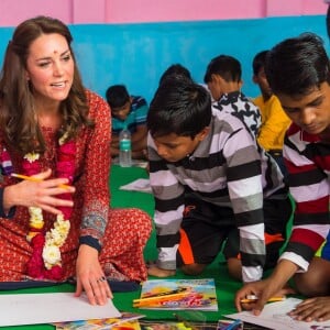 Kate Middleton (en robe Glamourous) a rencontré avec le prince William des membres de l'association Salaam Baalak et des enfants bénéficiaires de l'action de l'organisme le 12 avril 2016 à New Delhi, au troisième jour de leur visite officielle en Inde.