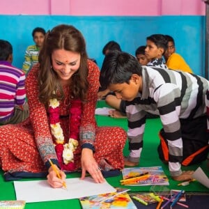 Kate Middleton (en robe Glamourous) a rencontré avec le prince William des membres de l'association Salaam Baalak et des enfants bénéficiaires de l'action de l'organisme le 12 avril 2016 à New Delhi, au troisième jour de leur visite officielle en Inde.