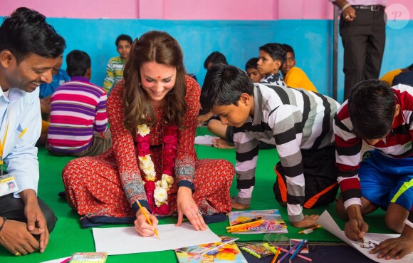 Kate Middleton (en robe Glamourous) a rencontré avec le prince William des membres de l'association Salaam Baalak et des enfants bénéficiaires de l'action de l'organisme le 12 avril 2016 à New Delhi, au troisième jour de leur visite officielle en Inde.