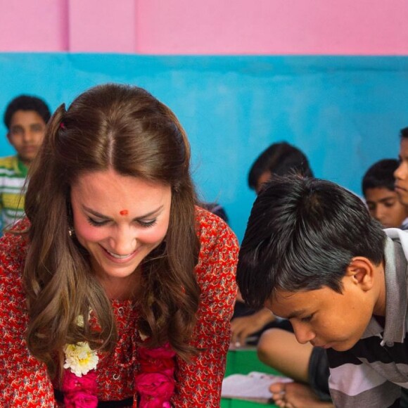 Kate Middleton (en robe Glamourous) a rencontré avec le prince William des membres de l'association Salaam Baalak et des enfants bénéficiaires de l'action de l'organisme le 12 avril 2016 à New Delhi, au troisième jour de leur visite officielle en Inde.