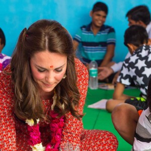 Kate Middleton (en robe Glamourous) a rencontré avec le prince William des membres de l'association Salaam Baalak et des enfants bénéficiaires de l'action de l'organisme le 12 avril 2016 à New Delhi, au troisième jour de leur visite officielle en Inde.