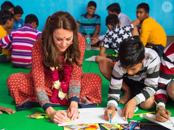 Kate Middleton (en robe Glamourous) a rencontré avec le prince William des membres de l'association Salaam Baalak et des enfants bénéficiaires de l'action de l'organisme le 12 avril 2016 à New Delhi, au troisième jour de leur visite officielle en Inde.