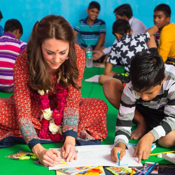 Kate Middleton (en robe Glamourous) a rencontré avec le prince William des membres de l'association Salaam Baalak et des enfants bénéficiaires de l'action de l'organisme le 12 avril 2016 à New Delhi, au troisième jour de leur visite officielle en Inde.