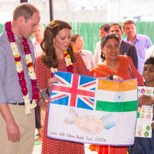 Kate Middleton (en robe Glamourous) et le prince William ont rencontré des membres de l'association Salaam Baalak et des enfants bénéficiaires de l'action de l'organisme le 12 avril 2016 à New Delhi, au troisième jour de leur visite officielle en Inde.