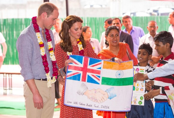 Kate Middleton (en robe Glamourous) et le prince William ont rencontré des membres de l'association Salaam Baalak et des enfants bénéficiaires de l'action de l'organisme le 12 avril 2016 à New Delhi, au troisième jour de leur visite officielle en Inde.