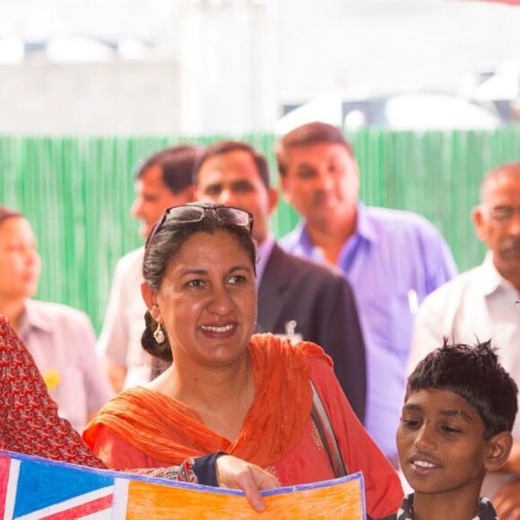 Kate Middleton (en robe Glamourous) et le prince William ont rencontré des membres de l'association Salaam Baalak et des enfants bénéficiaires de l'action de l'organisme le 12 avril 2016 à New Delhi, au troisième jour de leur visite officielle en Inde.