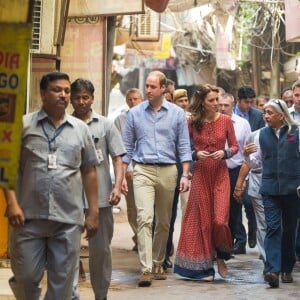 Le prince William et Kate Middleton (vêtue d'une robe Glamourous) ont rencontré des membres de l'association Salaam Baalak et des enfants bénéficiaires de l'action de l'organisme le 12 avril 2016 à New Delhi, au troisième jour de leur visite officielle en Inde.