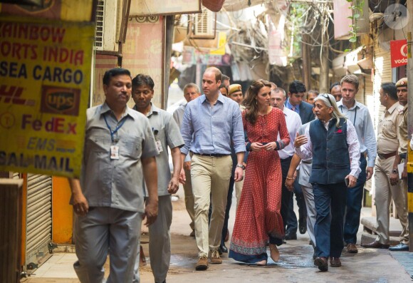 Le prince William et Kate Middleton (vêtue d'une robe Glamourous) ont rencontré des membres de l'association Salaam Baalak et des enfants bénéficiaires de l'action de l'organisme le 12 avril 2016 à New Delhi, au troisième jour de leur visite officielle en Inde.
