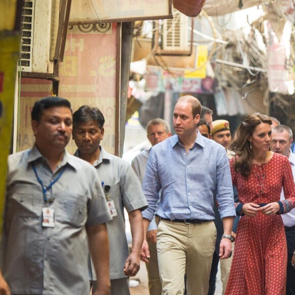 Le prince William et Kate Middleton (vêtue d'une robe Glamourous) ont rencontré des membres de l'association Salaam Baalak et des enfants bénéficiaires de l'action de l'organisme le 12 avril 2016 à New Delhi, au troisième jour de leur visite officielle en Inde.