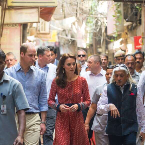 Le prince William et Kate Middleton (vêtue d'une robe Glamourous) ont rencontré des membres de l'association Salaam Baalak et des enfants bénéficiaires de l'action de l'organisme le 12 avril 2016 à New Delhi, au troisième jour de leur visite officielle en Inde.