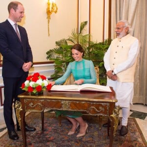 Kate Middleton était sensationnelle en Alice Temperley au côté du prince William pour leur rencontre avec le Premier ministre de l'Inde, Narendra Modi, le 12 avril 2016 à New Delhi, au troisième jour de leur tournée officielle et avant leur départ pour la parc national Kaziranga.