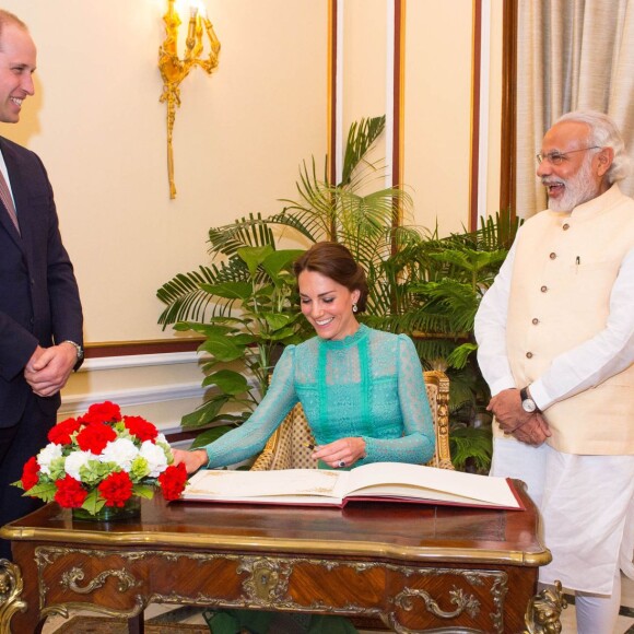 Kate Middleton était sensationnelle en Alice Temperley au côté du prince William pour leur rencontre avec le Premier ministre de l'Inde, Narendra Modi, le 12 avril 2016 à New Delhi, au troisième jour de leur tournée officielle et avant leur départ pour la parc national Kaziranga.