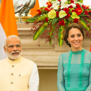 Kate Middleton était sensationnelle en Alice Temperley au côté du prince William pour leur rencontre avec le Premier ministre de l'Inde, Narendra Modi, le 12 avril 2016 à New Delhi, au troisième jour de leur tournée officielle et avant leur départ pour la parc national Kaziranga.