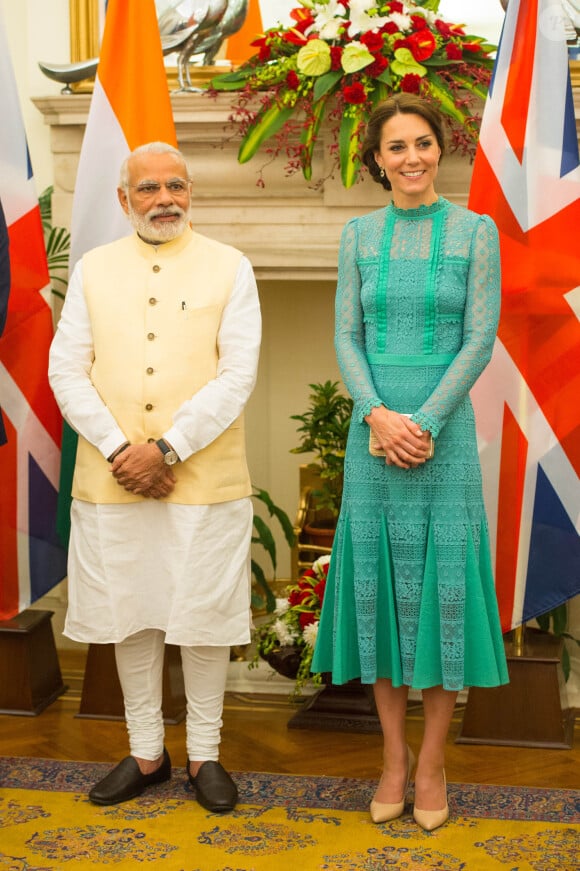Kate Middleton était sensationnelle en Alice Temperley au côté du prince William pour leur rencontre avec le Premier ministre de l'Inde, Narendra Modi, le 12 avril 2016 à New Delhi, au troisième jour de leur tournée officielle et avant leur départ pour la parc national Kaziranga.