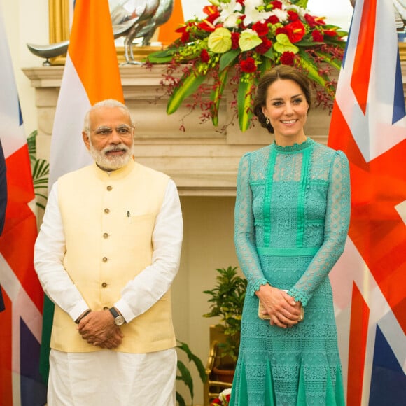 Kate Middleton était sensationnelle en Alice Temperley au côté du prince William pour leur rencontre avec le Premier ministre de l'Inde, Narendra Modi, le 12 avril 2016 à New Delhi, au troisième jour de leur tournée officielle et avant leur départ pour la parc national Kaziranga.