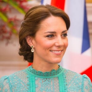 Kate Middleton était sensationnelle en Alice Temperley au côté du prince William pour leur rencontre avec le Premier ministre de l'Inde, Narendra Modi, le 12 avril 2016 à New Delhi, au troisième jour de leur tournée officielle et avant leur départ pour la parc national Kaziranga.