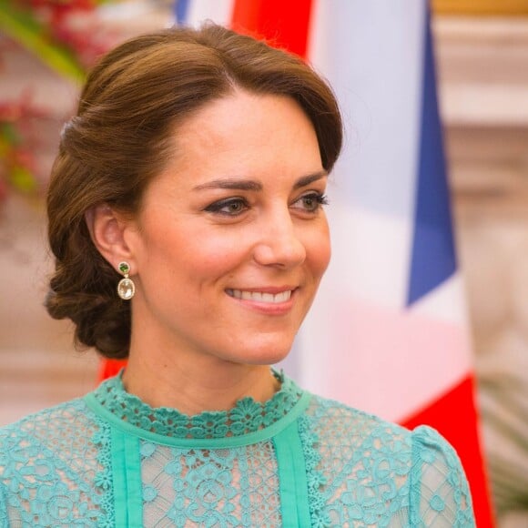 Kate Middleton était sensationnelle en Alice Temperley au côté du prince William pour leur rencontre avec le Premier ministre de l'Inde, Narendra Modi, le 12 avril 2016 à New Delhi, au troisième jour de leur tournée officielle et avant leur départ pour la parc national Kaziranga.