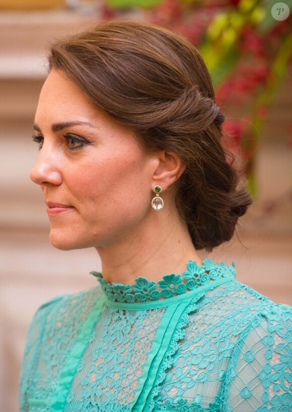 Kate Middleton était sensationnelle en Alice Temperley au côté du prince William pour leur rencontre avec le Premier ministre de l'Inde, Narendra Modi, le 12 avril 2016 à New Delhi, au troisième jour de leur tournée officielle et avant leur départ pour la parc national Kaziranga.