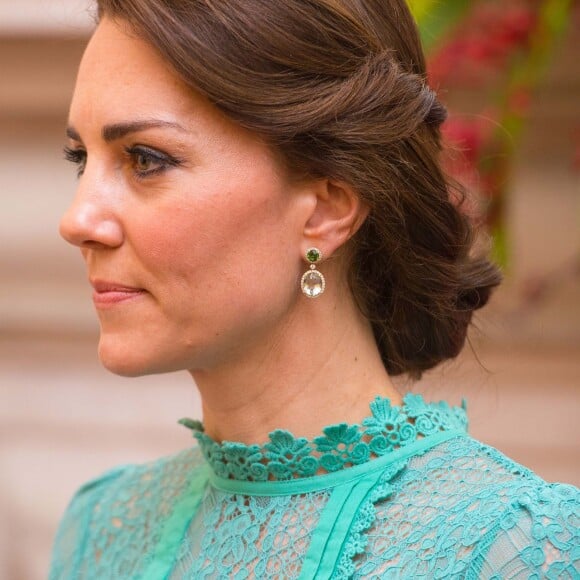 Kate Middleton était sensationnelle en Alice Temperley au côté du prince William pour leur rencontre avec le Premier ministre de l'Inde, Narendra Modi, le 12 avril 2016 à New Delhi, au troisième jour de leur tournée officielle et avant leur départ pour la parc national Kaziranga.