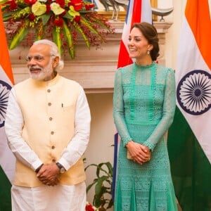 Kate Middleton était sensationnelle en Alice Temperley au côté du prince William pour leur rencontre avec le Premier ministre de l'Inde, Narendra Modi, le 12 avril 2016 à New Delhi, au troisième jour de leur tournée officielle et avant leur départ pour la parc national Kaziranga.