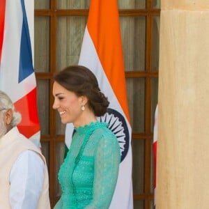 Kate Middleton était sensationnelle en Alice Temperley au côté du prince William pour leur rencontre avec le Premier ministre de l'Inde, Narendra Modi, le 12 avril 2016 à New Delhi, au troisième jour de leur tournée officielle et avant leur départ pour la parc national Kaziranga.