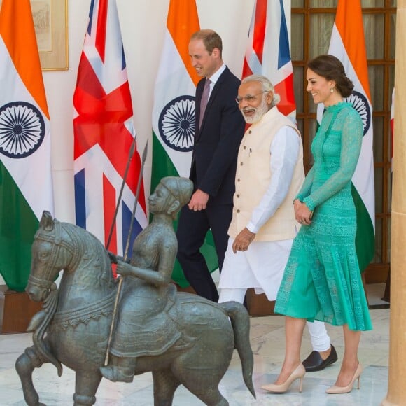 Kate Middleton était sensationnelle en Alice Temperley au côté du prince William pour leur rencontre avec le Premier ministre de l'Inde, Narendra Modi, le 12 avril 2016 à New Delhi, au troisième jour de leur tournée officielle et avant leur départ pour la parc national Kaziranga.