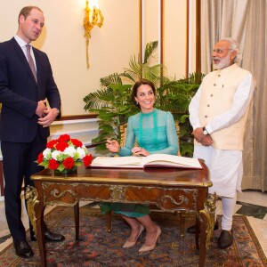 Kate Middleton était sensationnelle en Alice Temperley au côté du prince William pour leur rencontre avec le Premier ministre de l'Inde, Narendra Modi, le 12 avril 2016 à New Delhi, au troisième jour de leur tournée officielle et avant leur départ pour la parc national Kaziranga.