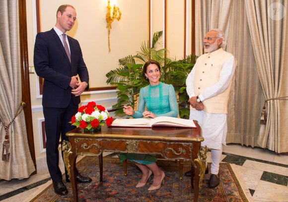 Kate Middleton était sensationnelle en Alice Temperley au côté du prince William pour leur rencontre avec le Premier ministre de l'Inde, Narendra Modi, le 12 avril 2016 à New Delhi, au troisième jour de leur tournée officielle et avant leur départ pour la parc national Kaziranga.