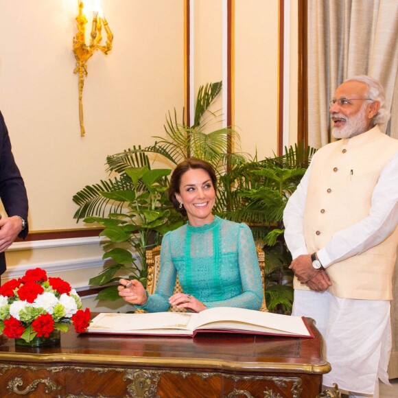 Kate Middleton était sensationnelle en Alice Temperley au côté du prince William pour leur rencontre avec le Premier ministre de l'Inde, Narendra Modi, le 12 avril 2016 à New Delhi, au troisième jour de leur tournée officielle et avant leur départ pour la parc national Kaziranga.