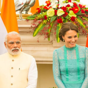 Kate Middleton était sensationnelle en Alice Temperley au côté du prince William pour leur rencontre avec le Premier ministre de l'Inde, Narendra Modi, le 12 avril 2016 à New Delhi, au troisième jour de leur tournée officielle et avant leur départ pour la parc national Kaziranga.