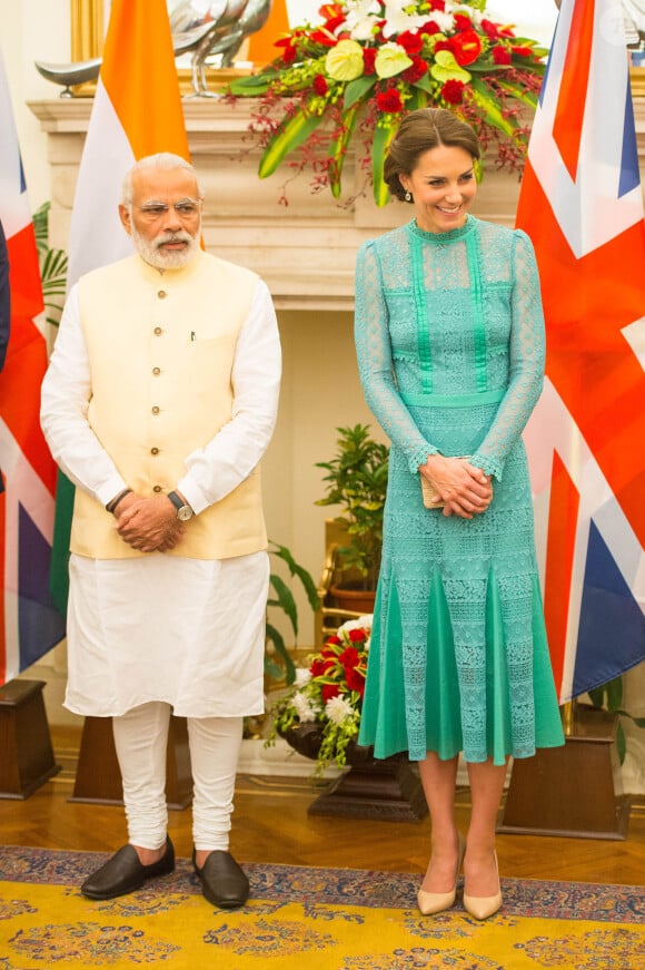 Kate Middleton était sensationnelle en Alice Temperley au côté du prince William pour leur rencontre avec le Premier ministre de l'Inde, Narendra Modi, le 12 avril 2016 à New Delhi, au troisième jour de leur tournée officielle et avant leur départ pour la parc national Kaziranga.