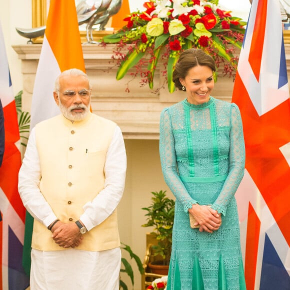 Kate Middleton était sensationnelle en Alice Temperley au côté du prince William pour leur rencontre avec le Premier ministre de l'Inde, Narendra Modi, le 12 avril 2016 à New Delhi, au troisième jour de leur tournée officielle et avant leur départ pour la parc national Kaziranga.