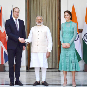 Kate Middleton était sensationnelle en Alice Temperley au côté du prince William pour leur rencontre avec le Premier ministre de l'Inde, Narendra Modi, le 12 avril 2016 à New Delhi, au troisième jour de leur tournée officielle et avant leur départ pour la parc national Kaziranga.