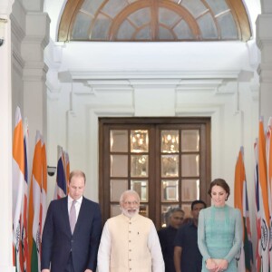 Kate Middleton était sensationnelle en Alice Temperley au côté du prince William pour leur rencontre avec le Premier ministre de l'Inde, Narendra Modi, le 12 avril 2016 à New Delhi, au troisième jour de leur tournée officielle et avant leur départ pour la parc national Kaziranga.