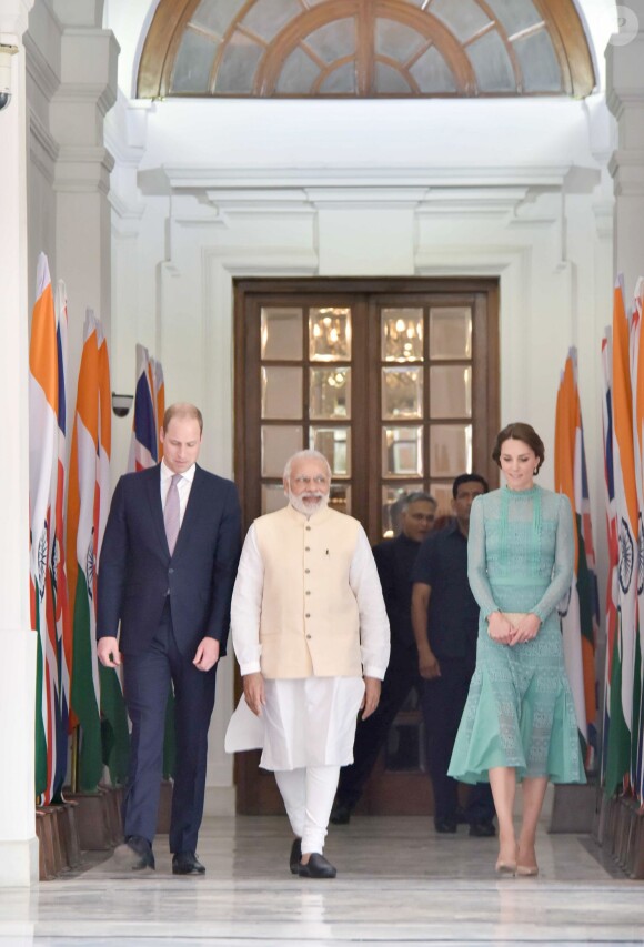 Kate Middleton était sensationnelle en Alice Temperley au côté du prince William pour leur rencontre avec le Premier ministre de l'Inde, Narendra Modi, le 12 avril 2016 à New Delhi, au troisième jour de leur tournée officielle et avant leur départ pour la parc national Kaziranga.