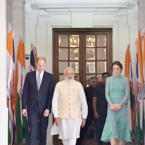 Kate Middleton était sensationnelle en Alice Temperley au côté du prince William pour leur rencontre avec le Premier ministre de l'Inde, Narendra Modi, le 12 avril 2016 à New Delhi, au troisième jour de leur tournée officielle et avant leur départ pour la parc national Kaziranga.