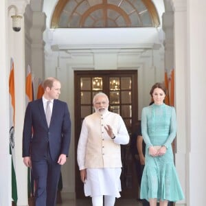 Kate Middleton était sensationnelle en Alice Temperley au côté du prince William pour leur rencontre avec le Premier ministre de l'Inde, Narendra Modi, le 12 avril 2016 à New Delhi, au troisième jour de leur tournée officielle et avant leur départ pour la parc national Kaziranga.