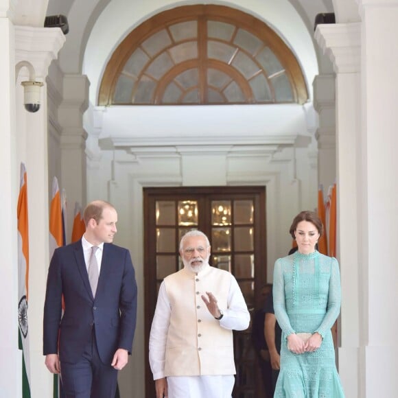 Kate Middleton était sensationnelle en Alice Temperley au côté du prince William pour leur rencontre avec le Premier ministre de l'Inde, Narendra Modi, le 12 avril 2016 à New Delhi, au troisième jour de leur tournée officielle et avant leur départ pour la parc national Kaziranga.