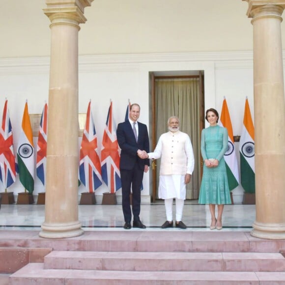 Kate Middleton était sensationnelle en Alice Temperley au côté du prince William pour leur rencontre avec le Premier ministre de l'Inde, Narendra Modi, le 12 avril 2016 à New Delhi, au troisième jour de leur tournée officielle et avant leur départ pour la parc national Kaziranga.