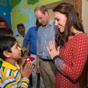 Le duc et la duchesse de Cambridge ont rencontré des membres de l'association Salaam Baalak et des enfants bénéficiaires de l'action de l'organisme le 12 avril 2016 à New Delhi, au troisième jour de leur visite officielle en Inde.