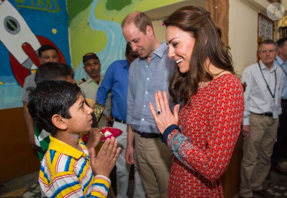 Le duc et la duchesse de Cambridge ont rencontré des membres de l'association Salaam Baalak et des enfants bénéficiaires de l'action de l'organisme le 12 avril 2016 à New Delhi, au troisième jour de leur visite officielle en Inde.
