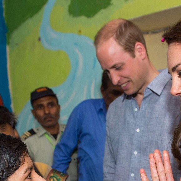 Le duc et la duchesse de Cambridge ont rencontré des membres de l'association Salaam Baalak et des enfants bénéficiaires de l'action de l'organisme le 12 avril 2016 à New Delhi, au troisième jour de leur visite officielle en Inde.