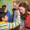 Kate Middleton s'est fait apposer le bindi lors de leur rencontre, avec William, avec les membres de l'association Salaam Baalak et des enfants bénéficiaires de l'action de l'organisme le 12 avril 2016 à New Delhi, au troisième jour de leur visite officielle en Inde.