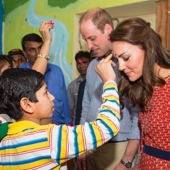 Kate Middleton s'est fait apposer le bindi lors de leur rencontre, avec William, avec les membres de l'association Salaam Baalak et des enfants bénéficiaires de l'action de l'organisme le 12 avril 2016 à New Delhi, au troisième jour de leur visite officielle en Inde.