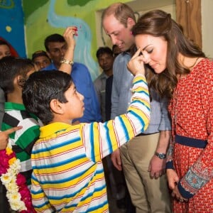 Kate Middleton s'est fait apposer le bindi lors de leur rencontre, avec William, avec les membres de l'association Salaam Baalak et des enfants bénéficiaires de l'action de l'organisme le 12 avril 2016 à New Delhi, au troisième jour de leur visite officielle en Inde.