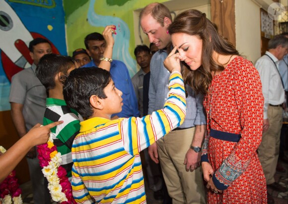 Kate Middleton s'est fait apposer le bindi lors de leur rencontre, avec William, avec les membres de l'association Salaam Baalak et des enfants bénéficiaires de l'action de l'organisme le 12 avril 2016 à New Delhi, au troisième jour de leur visite officielle en Inde.