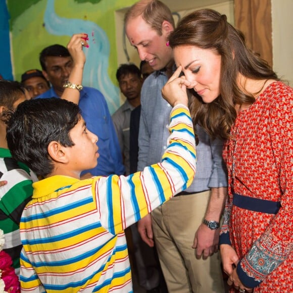 Kate Middleton s'est fait apposer le bindi lors de leur rencontre, avec William, avec les membres de l'association Salaam Baalak et des enfants bénéficiaires de l'action de l'organisme le 12 avril 2016 à New Delhi, au troisième jour de leur visite officielle en Inde.