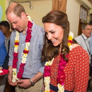 Kate Middleton s'est fait apposer le bindi lors de leur rencontre, avec William, avec les membres de l'association Salaam Baalak et des enfants bénéficiaires de l'action de l'organisme le 12 avril 2016 à New Delhi, au troisième jour de leur visite officielle en Inde.