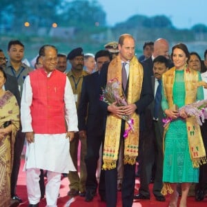 Le prince William et Kate Middleton arrivent à l'aéroport de Tezpur, au troisième jour de leur voyage en Inde le 12 avril 2016