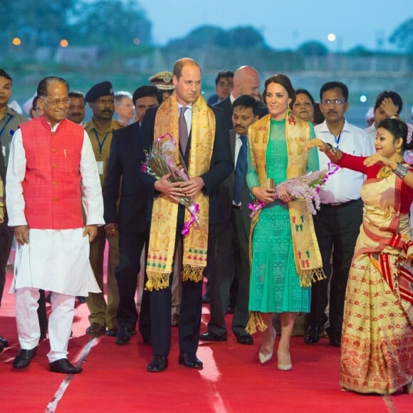 Le prince William et Kate Middleton arrivent à l'aéroport de Tezpur, au troisième jour de leur voyage en Inde le 12 avril 2016